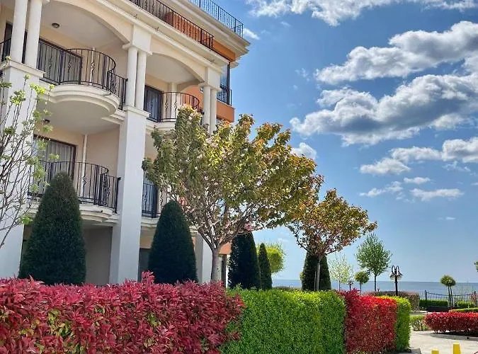 Sea View On The Sunny Апартамент